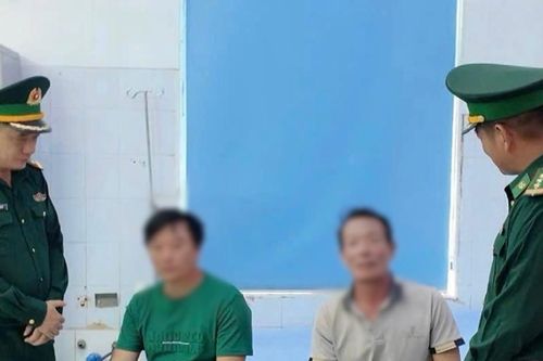 Cứu 4 ngư dân, thuyền viên tàu cá gặp nạn rơi xuống biển