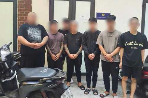 Ngang nhiên dùng mũ bảo hiểm đánh người giữa phố