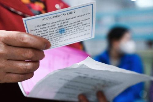 Bệnh nhân chờ hơn 90 phút vì nhân viên y tế 'quên' sổ khám trong hộc bàn