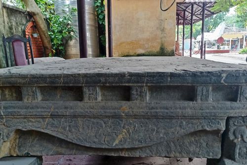 Sập đá cổ giống bảo vật quốc gia được phát hiện dưới ruộng