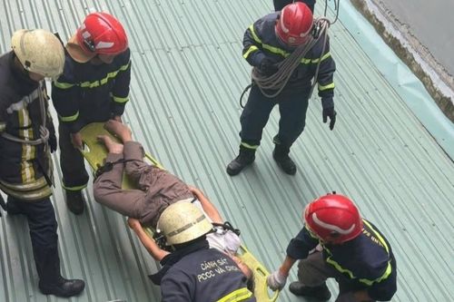 Người đàn ông bị điện giật, ngã xuống mái tôn nhà hàng xóm ở TPHCM
