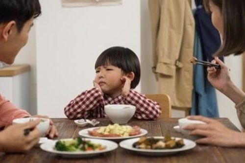 Con thường xuyên chê cơm nhà, cha mẹ nên làm gì?