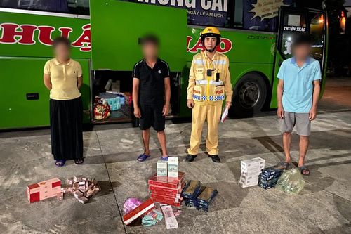 Phát hiện 522 bao thuốc lá ngoại không có hóa đơn trên xe khách