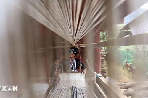 Dệt thổ cẩm của người Lự ở Lai Châu: Con suối uốn lượn quanh vạt áo chàm