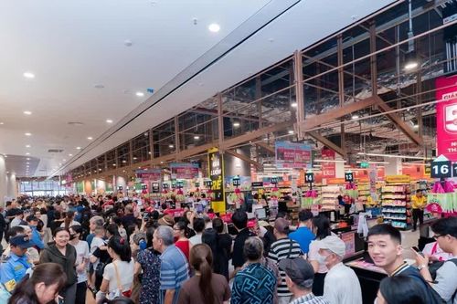 Người dân Thanh Hóa hào hứng trải nghiệm điểm đến mua sắm mới