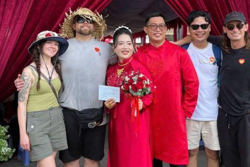 Đi ngang đám cưới ở Cần Thơ, nhóm khách Mỹ được gia chủ mời vào chung vui