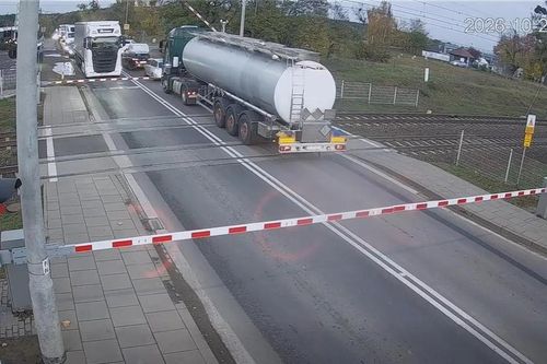 Xe bồn mắc kẹt trên đường ray, suýt xảy ra va chạm với tàu hỏa