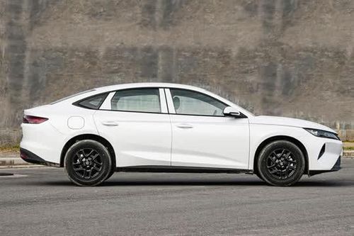 Xe sedan hạng D tiêu thụ 2,58 lít xăng/100 km, giá hơn 300 triệu đồng