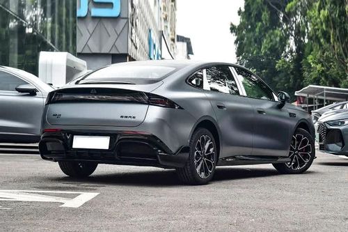 Xe sedan dài gần 4,9 mét, mạnh 252 mã lực, giá hơn 460 triệu đồng