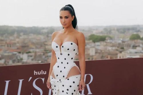 Người mẫu Kim Kardashian gây choáng với váy cắt xẻ táo bạo