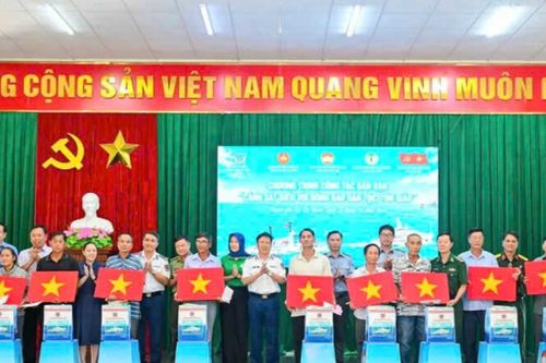 Cảnh sát biển Vùng 3 đồng hành cùng ngư dân, chung tay gỡ 'thẻ vàng' IUU