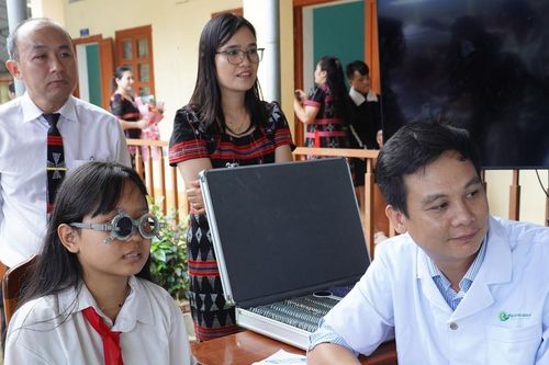Hơn 150 học sinh xã Đông Giang được khám mắt miễn phí