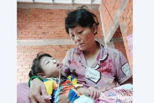 Người mẹ bệnh ung thư nuôi con mắc bệnh hiểm nghèo