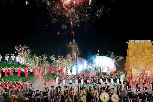 Gia Lai: Bắn pháo hoa tầm thấp tại Chương trình nghệ thuật “Đêm hội Cồng chiêng”