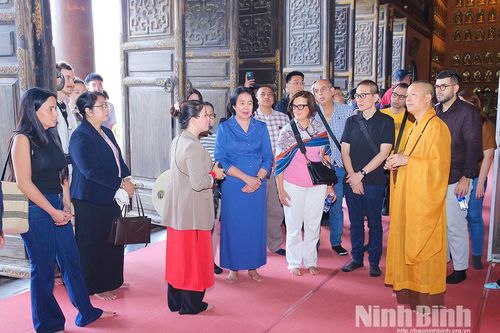 Đoàn đại biểu quốc tế tham quan, trải nghiệm văn hóa tại tỉnh Ninh Bình