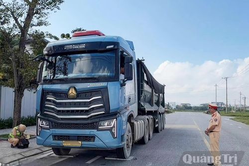 Phát hiện và xử lý 40 trường hợp xe chở hàng vi phạm