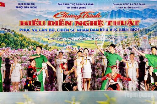 Biểu diễn nghệ thuật phục vụ quân và dân các xã biên giới