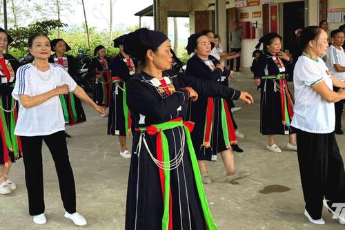 Câu lạc bộ liên thế hệ chăm lo người cao tuổi