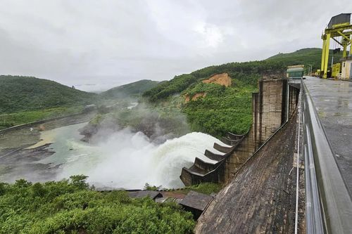 Mưa có nơi vượt 400mm, Huế yêu cầu vận hành điều tiết 2 hồ thủy điện