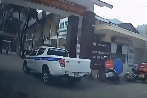 Cảnh sát giao thông Sơn La kịp thời hỗ trợ đưa cháu bé bị co giật đi cấp cứu