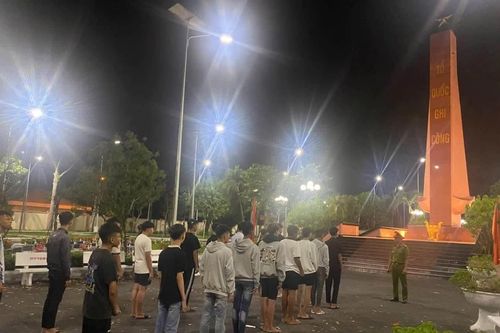 Ngăn chặn bạo lực, công an đưa nhóm thiếu niên đến nghĩa trang liệt sĩ để giáo dục