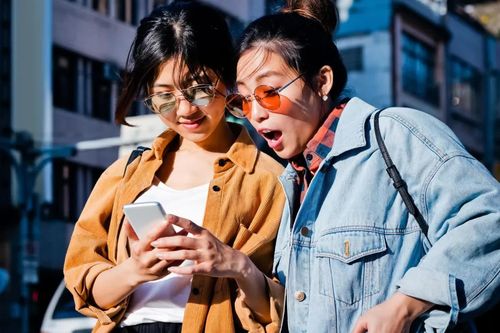 Gen Z săn mã giảm giá từng đồng nhưng vẫn sẵn sàng chi triệu đồng: Thương hiệu cần làm gì?