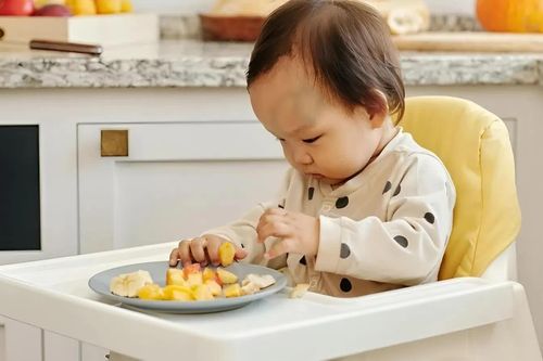 Trẻ 1 tuổi ăn được bánh kẹo gì? 3 điều cha mẹ cần kiểm tra ngay trước khi đưa cho con
