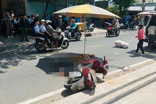 Tài xế xe tải đi bộ băng qua đường bị xe máy tông tử vong