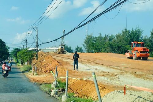 Thi công không rào chắn, dân 'lãnh đủ' bụi đường