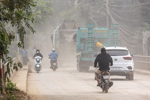 Hà Nội: Bụi cuốn mù đường Hoàng Tăng Bí, người dân khổ sở vì xe tải ngày đêm