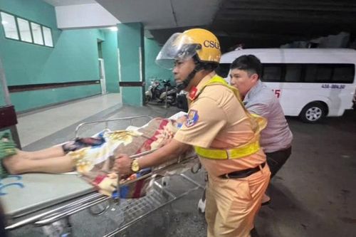 CSGT Đà Nẵng dùng xe đặc chủng, mở đường đưa người dân bị co giật đi cấp cứu