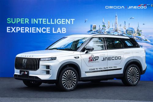 OMODA & JAECOO trình diễn công nghệ đỗ xe thông minh và khoang lái AI