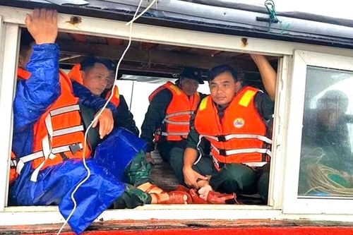 Chìm tàu cá trên biển Hà Tĩnh, 1 người tử vong, 1 người mất tích