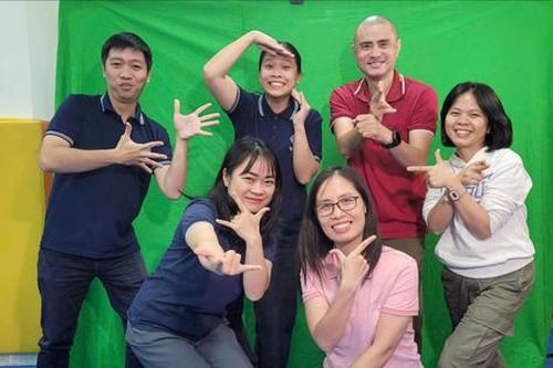 Những đôi tay gieo nhịp cho tiếng nói không thành lời