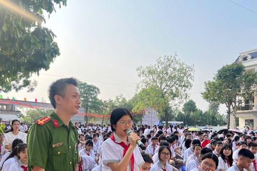 Quang Minh: Các trường học nâng cao chất lượng sinh hoạt dưới cờ