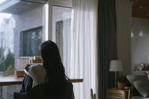 Đi làm xa, thi thoảng xem camera nhà mình lúc tối muộn nhưng thói quen gần đây của vợ làm tôi bối rối đỏ mắt