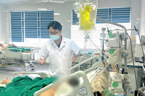 Người phụ nữ 51 tuổi nguy kịch sau khi tự truyền dịch 'thải độc gan' tại nhà