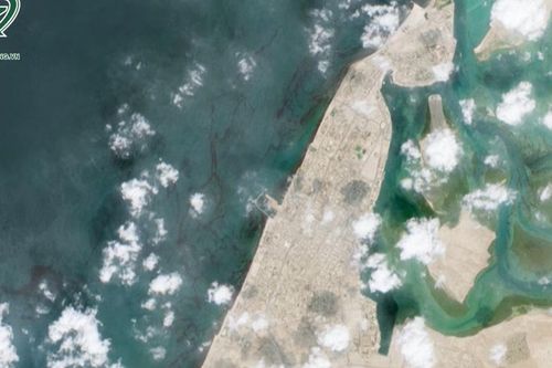 Sự cố tràn dầu ngoài khơi UAE tiếp tục lan rộng, hàng loạt bãi biển phải đóng cửa