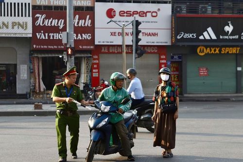 Xử lý nhiều trường hợp bất chấp nguy hiểm đi ngược chiều tại Tương Mai, Hà Nội