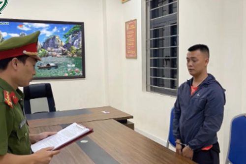 Trưa 28/10: Thanh niên nổi máu côn đồ cầm hung khí đánh 2 bạn rượu gục tại chỗ sau mâu thuẫn