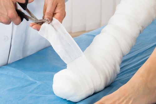 Sẹo bỏng co rút khiến bé trai 9 tuổi phải bò bằng tay
