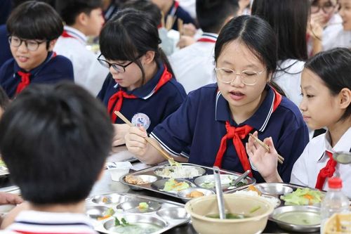Siết an toàn bữa ăn bán trú theo hướng dẫn của Bộ Y tế