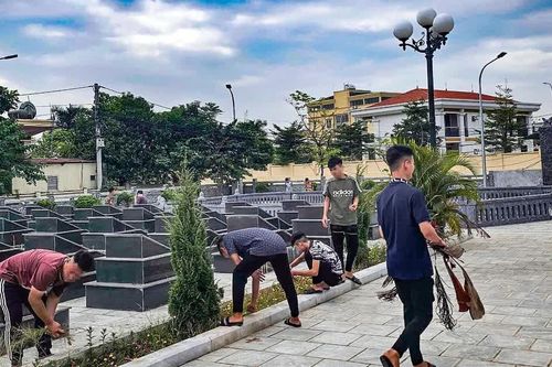 Thanh thiếu niên chưa ngoan dọn cỏ mộ liệt sĩ sau lớp học của công an xã