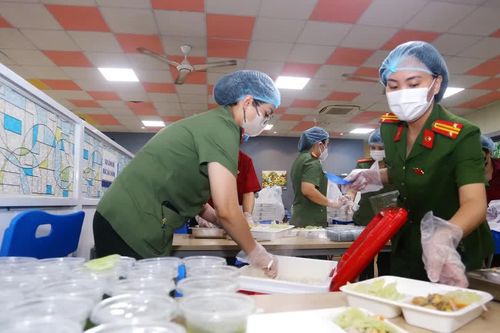 VIDEO: Mệnh lệnh từ trái tim và những suất cơm nghĩa tình trao tận tay bệnh nhân