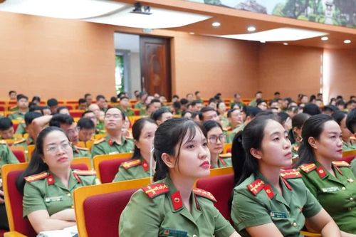Nâng cao năng lực sử dụng ngoại ngữ cho cán bộ, chiến sĩ Công an Thủ đô