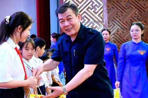 Phó Chủ tịch Nguyễn Đức Phong tặng quà cho hộ nghèo tại Hải Phòng