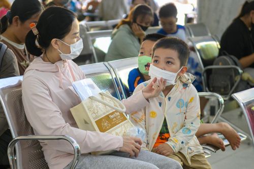 Hành lang bệnh viện nhi TP.HCM đông kín, trẻ ho sốt tăng vọt