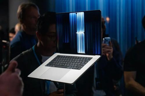 Cận cảnh MacBook Pro màn hình cảm ứng, giá từ 80 triệu