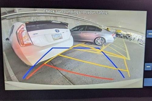 Các vạch xanh, vàng, đỏ ở camera lùi có tác dụng gì?
