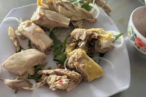 Phát hiện vi phạm tại quán ăn bán bữa cơm bình dân 640.000 đồng